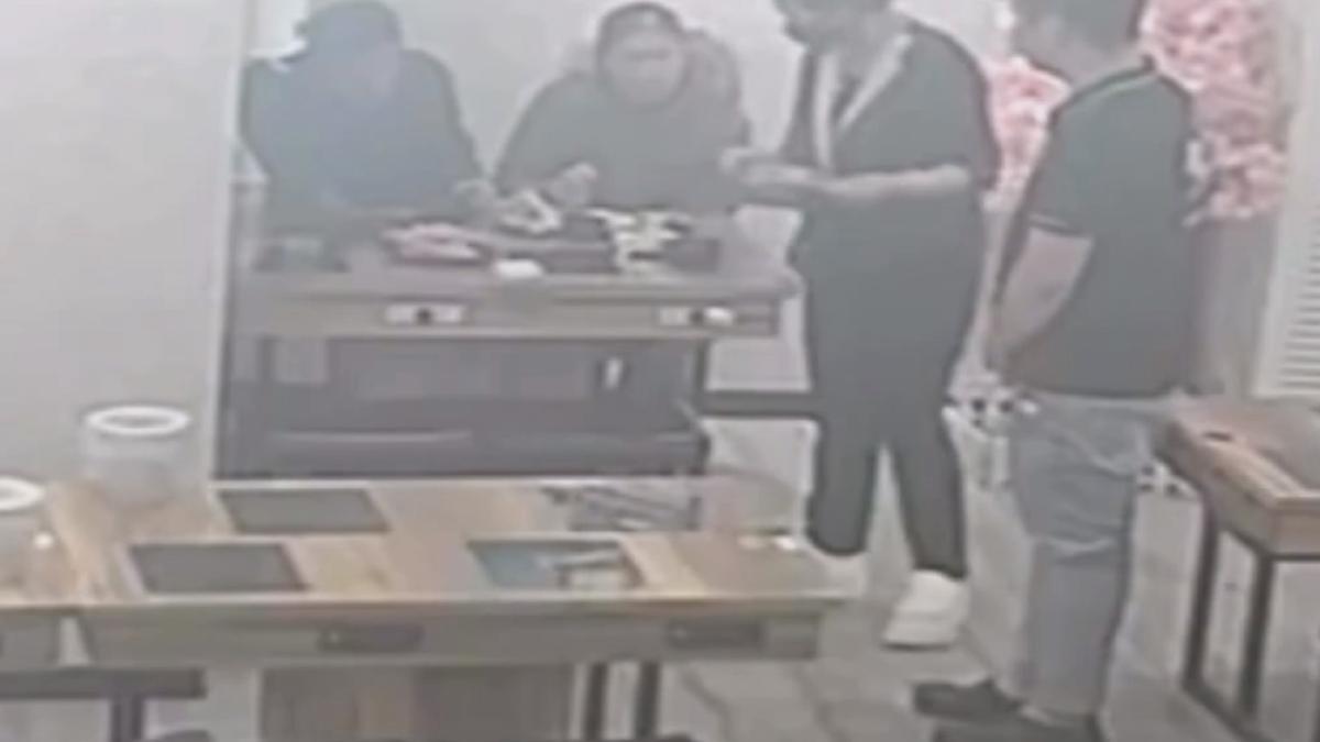 一男一女到火鍋店,兩人共點一鍋,即將用完餐時,竟將衛生紙丟進鍋裡,還要求店家換鍋(圖/翻攝Threads_dting1989)