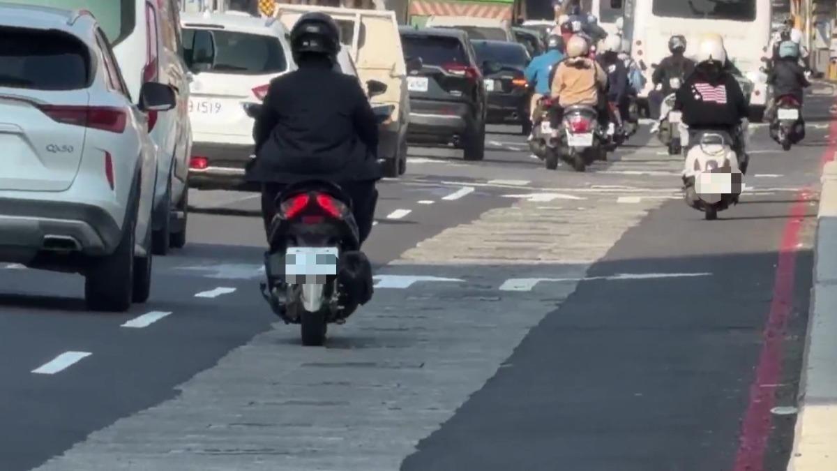 「水溝蓋馬路」害騎士狂抖,車流量大想閃也閃不過。(圖/TVBS)