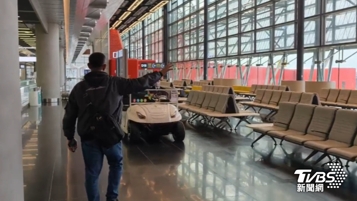 走到三航登機門約要15-20分鐘,來不及登機的旅客也可以搭乘愛心接駁車。(圖/TVBS)