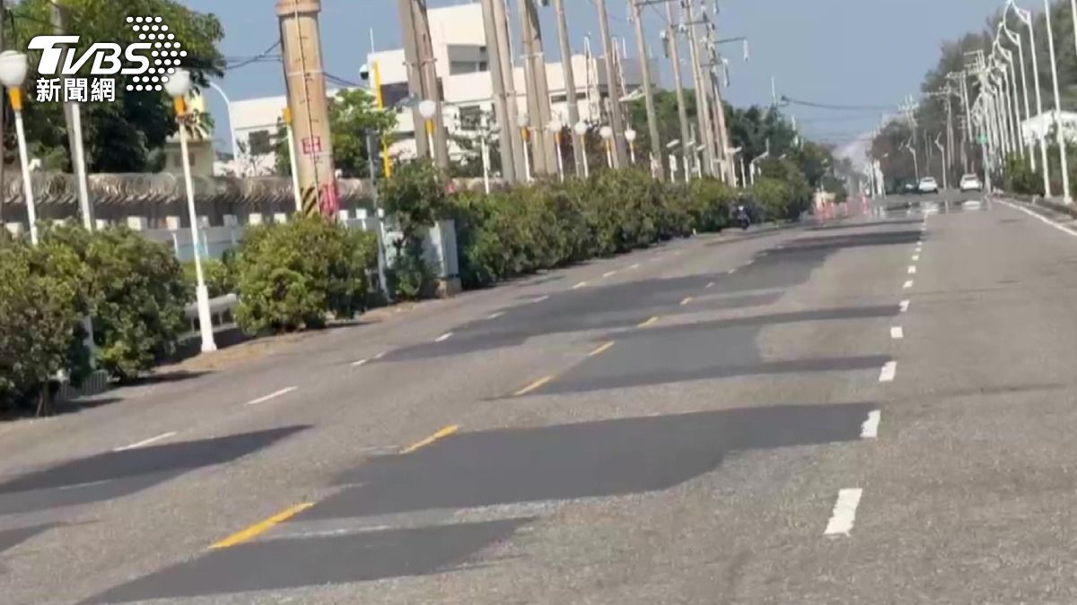 永安石斑路凹凸不停,騎士直呼真的很危險。(圖/TVBS)
