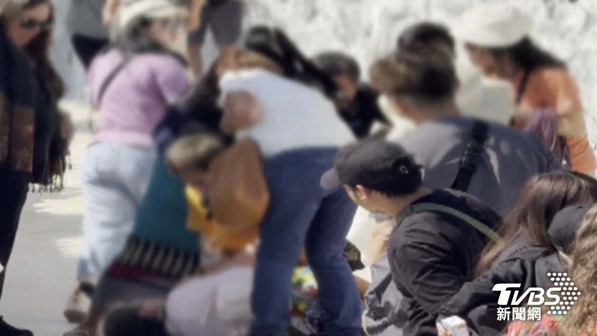 泰國清萊知名景點白廟,近期上演全武行。(圖片來源/民眾提供)