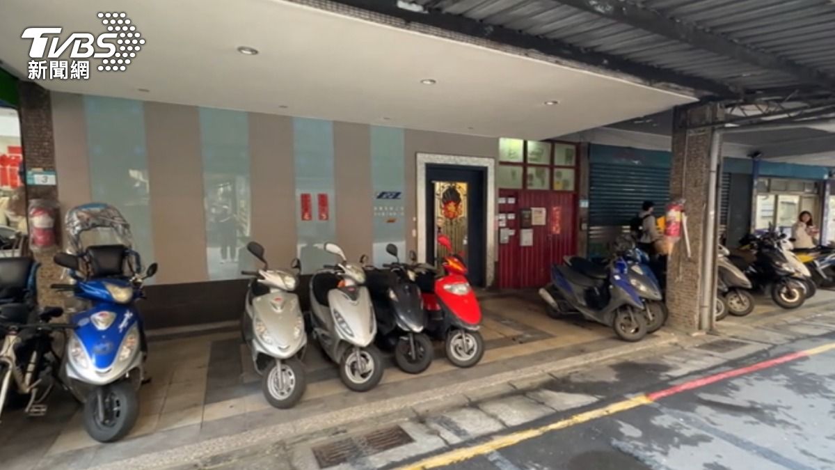 當事人在新北中和一處騎樓遭詐騙。(圖/TVBS)