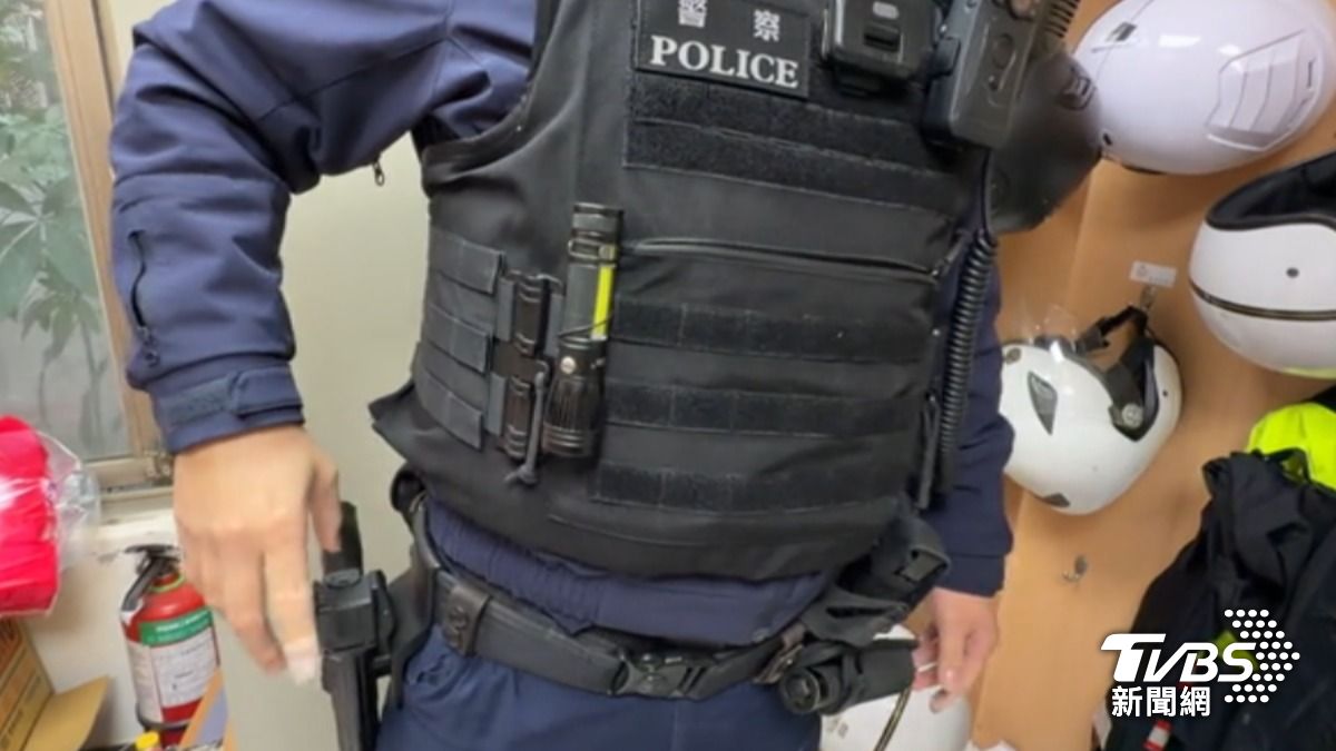 警出勤防身武器，腰間藏逾5公斤裝備。（圖／TVBS）