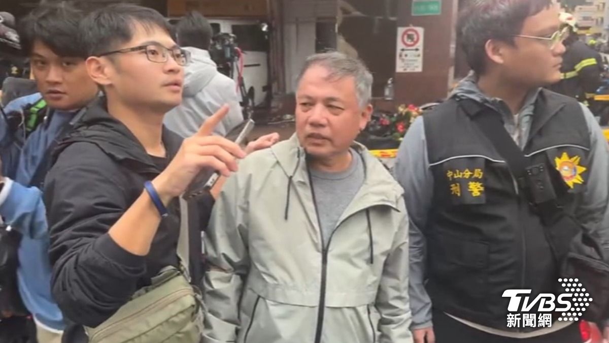 疑恍神撞銀行,三立駕駛稱「踩不到煞車」。(圖/TVBS)