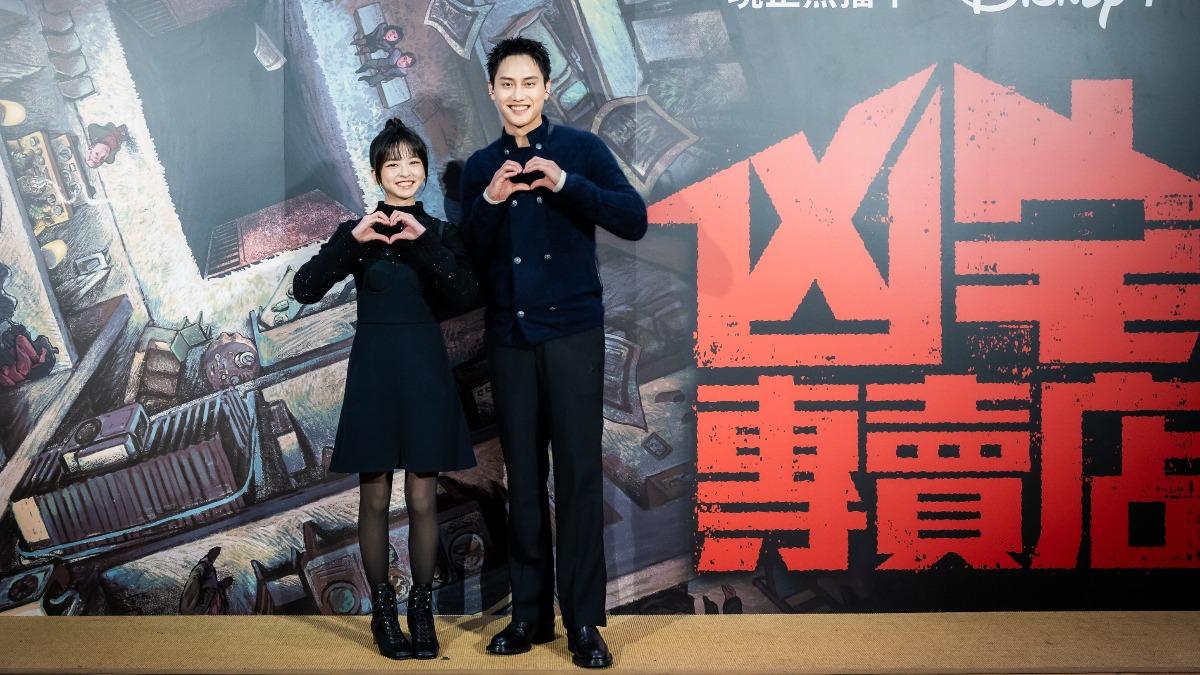 范少勳(右)、陳姸霏首度挑戰吊鋼絲。(圖/Disney+提供)