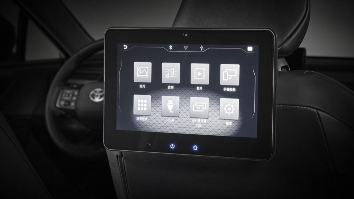 車美仕推出的RAV4後座螢幕大小為10.1吋,可自行下載App使用,並有手機查看功能。(圖/車美仕提供)