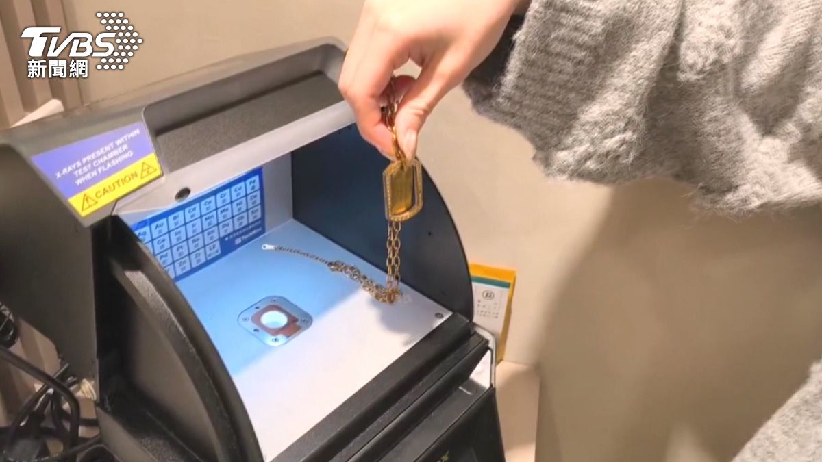 店內也配備價值200多萬元的光譜分析儀。只要將金屬放入機器內,不到一分鐘就能測出成分。(畫面提供/赫田銀樓)