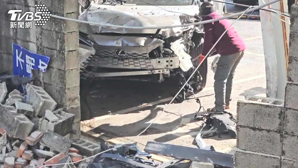 休旅車遭追撞「暴衝撞破圍牆」!鏟飛鐵欄釀3傷 駕駛:煞車沒反應。(圖/TVBS)