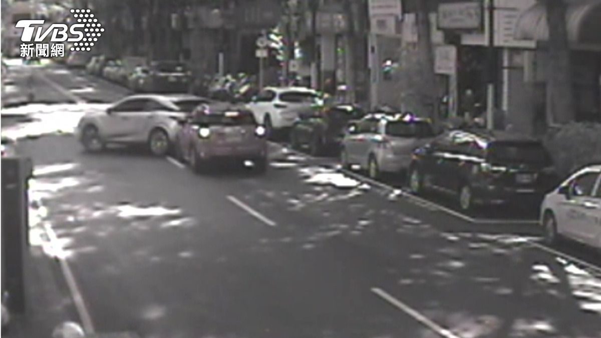 銀色休旅車遭撞後瞬間失控暴衝,先是鏟起停車場的鐵製圍欄,接著撞破圍牆才停下。(圖/TVBS)