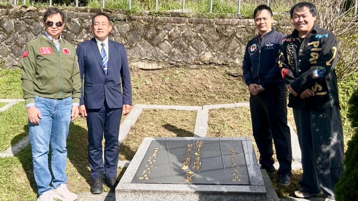 《異域》柯俊雄原型是他！長眠地曝光　後代墓前磕頭痛哭