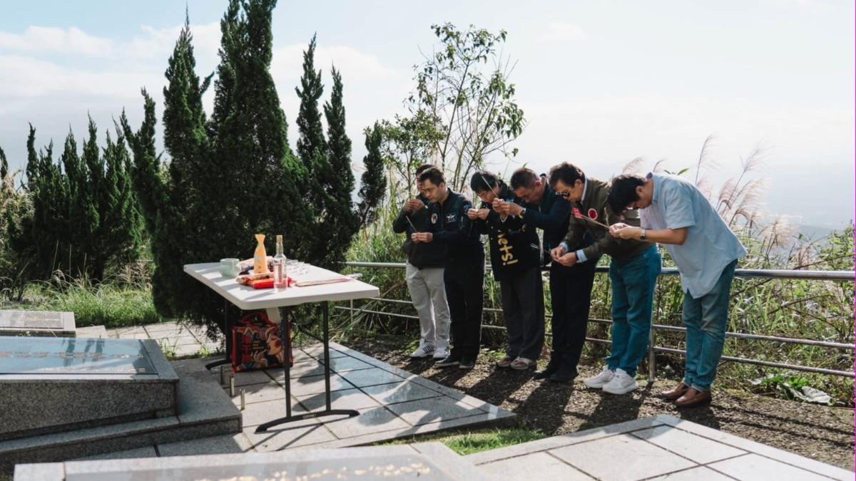 「一香兩代情」 孤軍後代淚灑柯俊雄原型墓前,司徒建銘不畏禁忌紀錄歷史。(圖/王紹章會長提供)