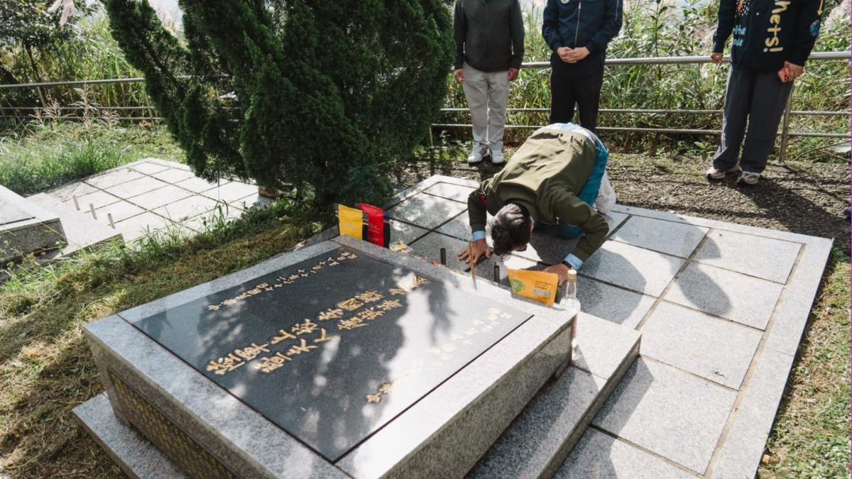 異域柯俊雄原型李國輝團長墓前,異域故事館董事長王根深下跪痛哭謝謝長官。(圖/王紹章會長提供)