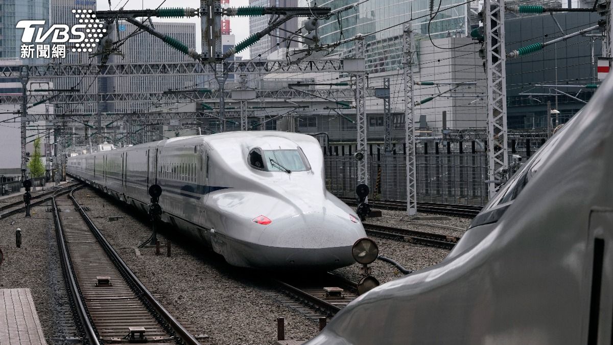 日本東京JR列車驚傳有人在車廂內揮舞剪刀,導致列車緊急停駛。(示意圖/達志影像歐新社)