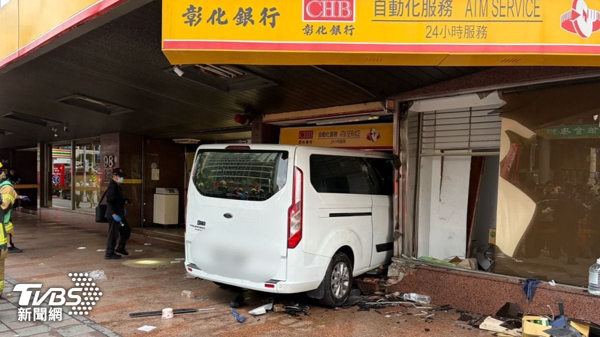 汽車當場撞進彰化銀行內。(圖/TVBS)