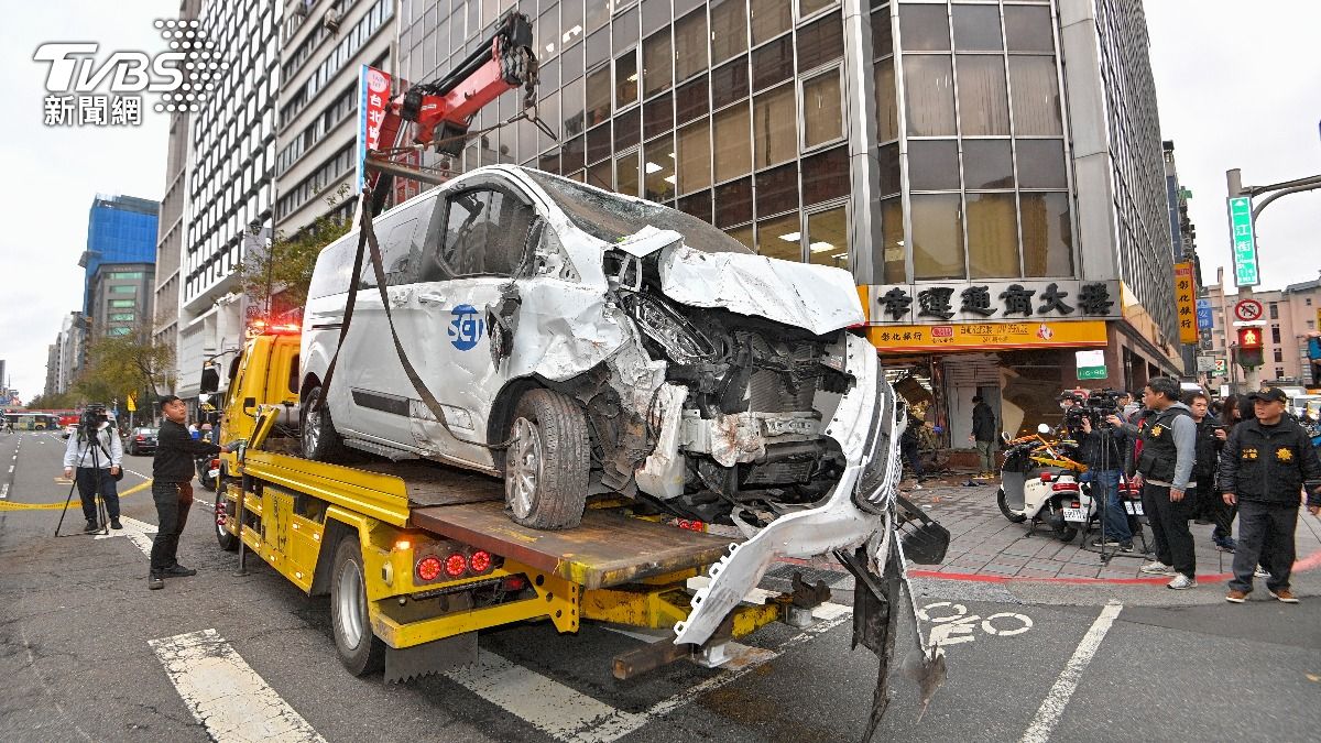 三立採訪車車頭凹陷全毀。（圖／胡瑞麒攝）