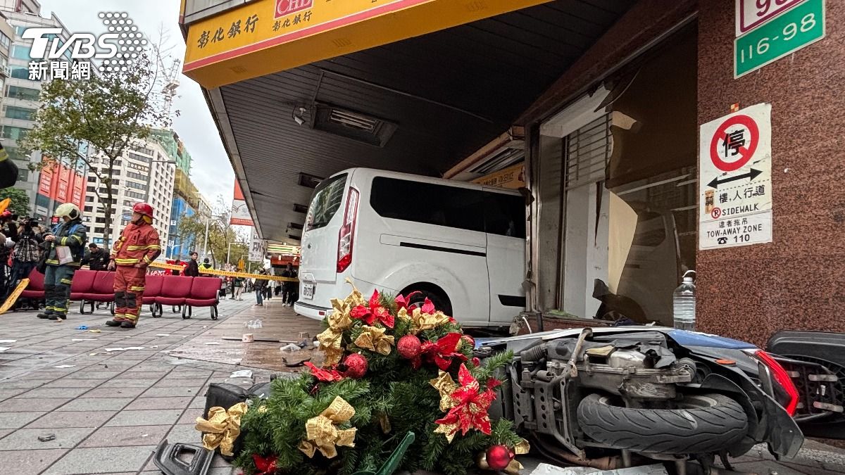 三立採訪車撞進彰化銀行，波及路過機車騎士。（圖／華子琛攝）