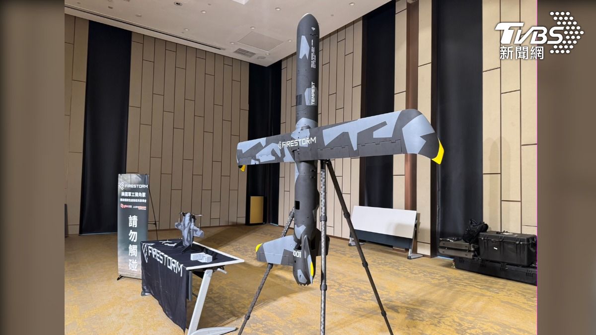 現場展示3架無人機,分別具備偵蒐、打擊能力,這是Firestorm透過3D列印打造的主力無人機。(圖/林恩如攝)