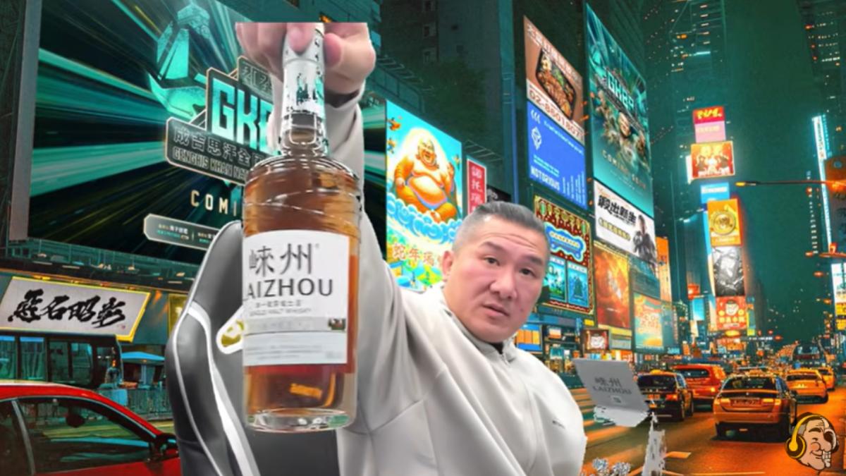 館長在直播中亮出中國酒。(圖/翻攝自館長惡名昭彰YT)