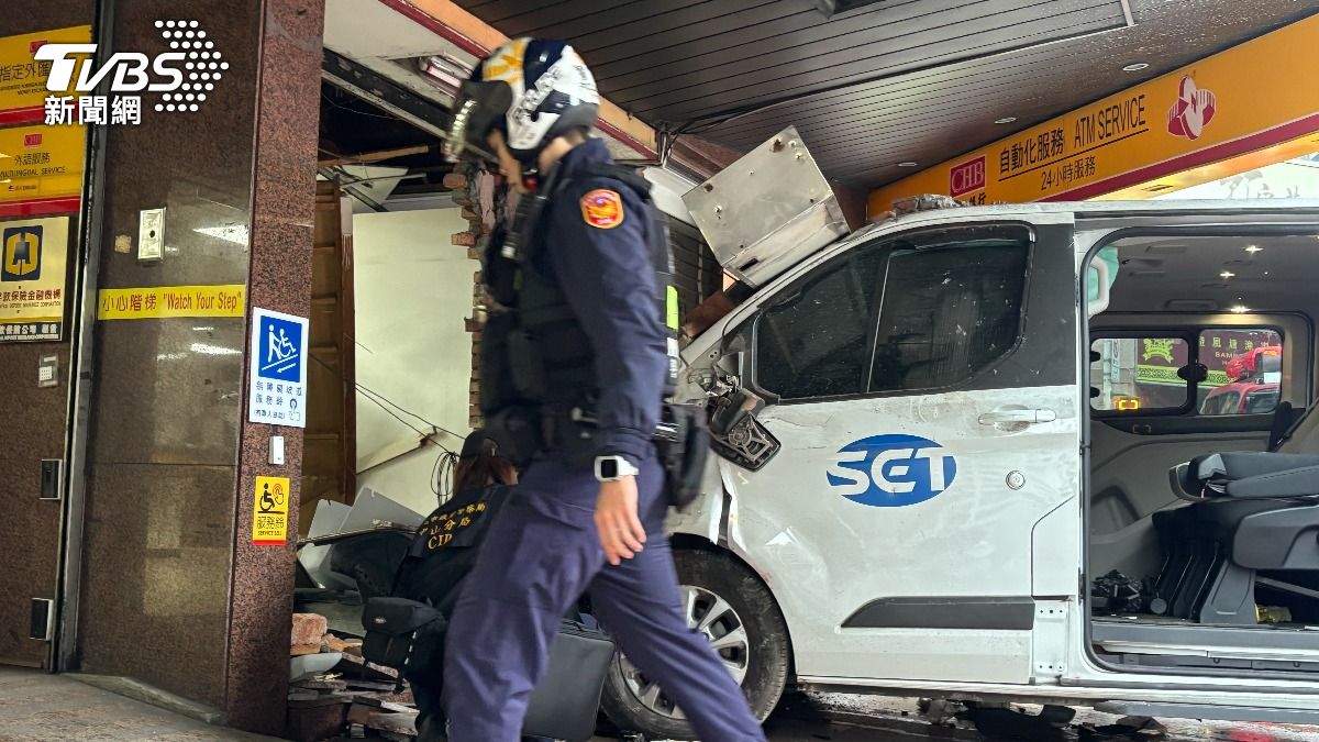 生死一瞬間!三立採訪車撞進彰銀 目擊者視角曝光:騎士倒我面前