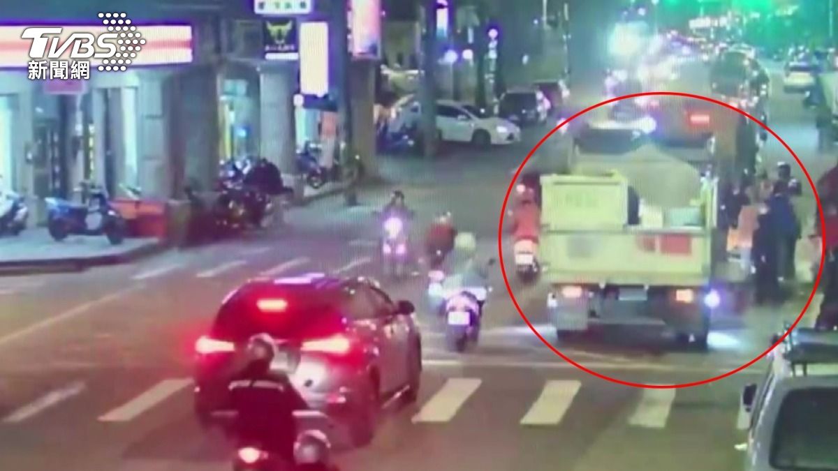回收車司機昏厥暴衝，追撞倒垃圾民眾釀1死6傷。（圖／TVBS）