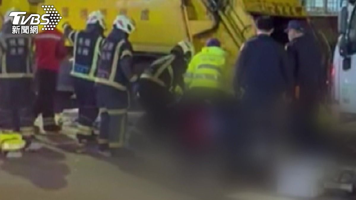 多位民眾倒垃圾遭夾擊,倒在垃圾車與回收車之間,其中78歲婦人身亡。(圖/TVBS)