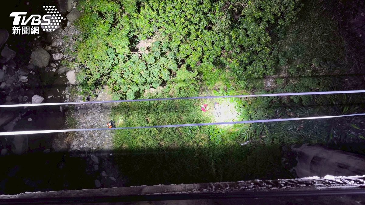 消防員透過低索垂降方式，從高空透過繩索降至溪床進行地毯式搜救。（圖／TVBS）