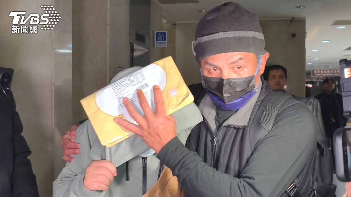 經林男胞弟連夜籌措保釋金，林男於今日4時許交保踏出法警室，在其胞弟護送下離開台北地檢署。（圖／陳冠宇攝）