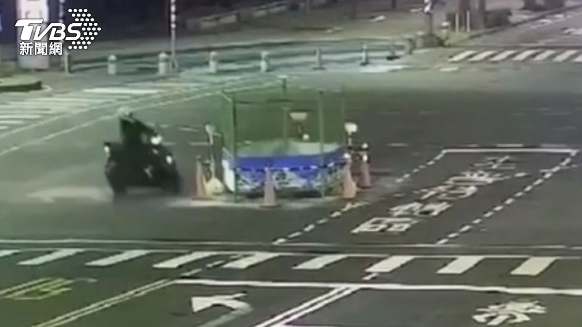 有片／路口施工架圍欄　高雄妙齡女「一頭撞進」人車摔飛