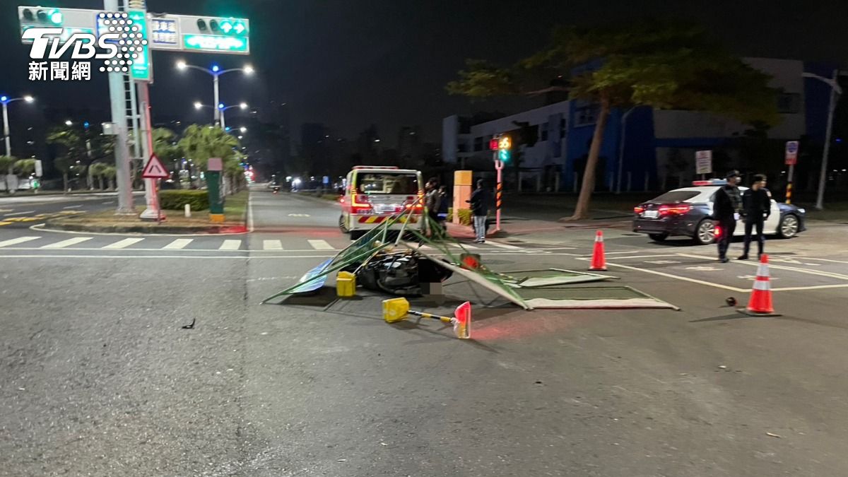警方獲報後立即趕抵現場，隨即拉起警戒線以防止二次事故發生，並協助將卡在護欄內的機車拖出。（圖／TVBS）