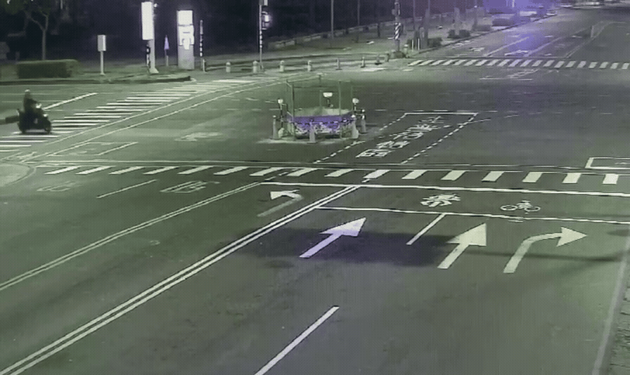 人車撞進圍欄內後滑行。（圖／TVBS）