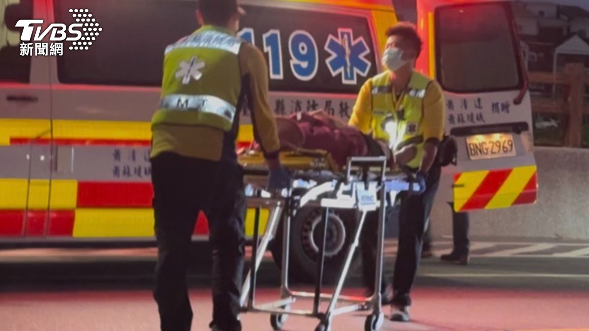 台東消防救護員將一度失去生命心跳的女傷者送上救護車,送往台東馬偕醫院救治。(圖/TVBS)