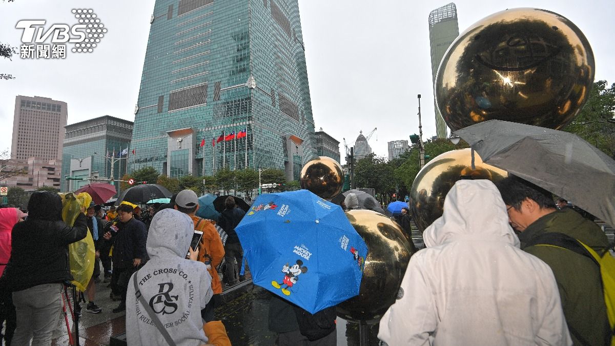 霍諾德徒手攀101延期!信義區湧逾500人 粉絲嘆可惜:明再來
