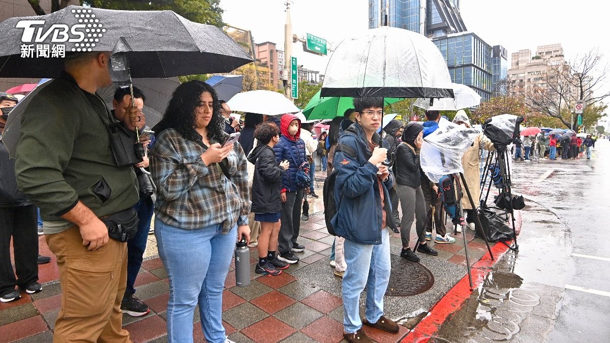 不少外國人前來台灣目睹霍諾德徒手攀爬101。（圖／胡瑞麒攝）