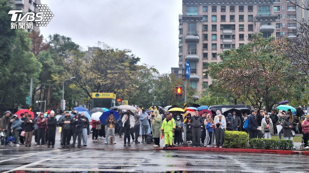 台北101對面湧入大批觀賞民眾。（圖／張庭暄攝）