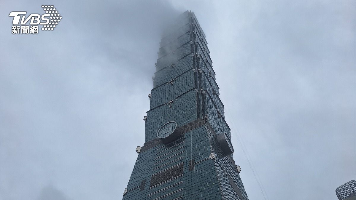 今天天空不作美，台北101雲霧環繞。（圖／張庭暄攝）