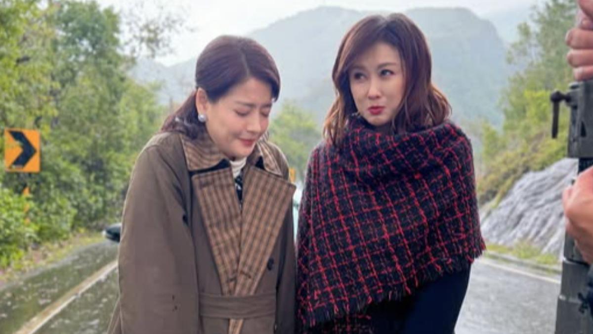 陳珮騏（右）和王樂妍拍攝外景戲，大嘆演員和工作人員都很辛苦。（圖／翻攝自陳珮騏打氣團臉書）