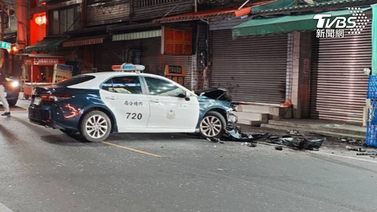 警車被撞到嚴重毀損。（圖／TVBS）