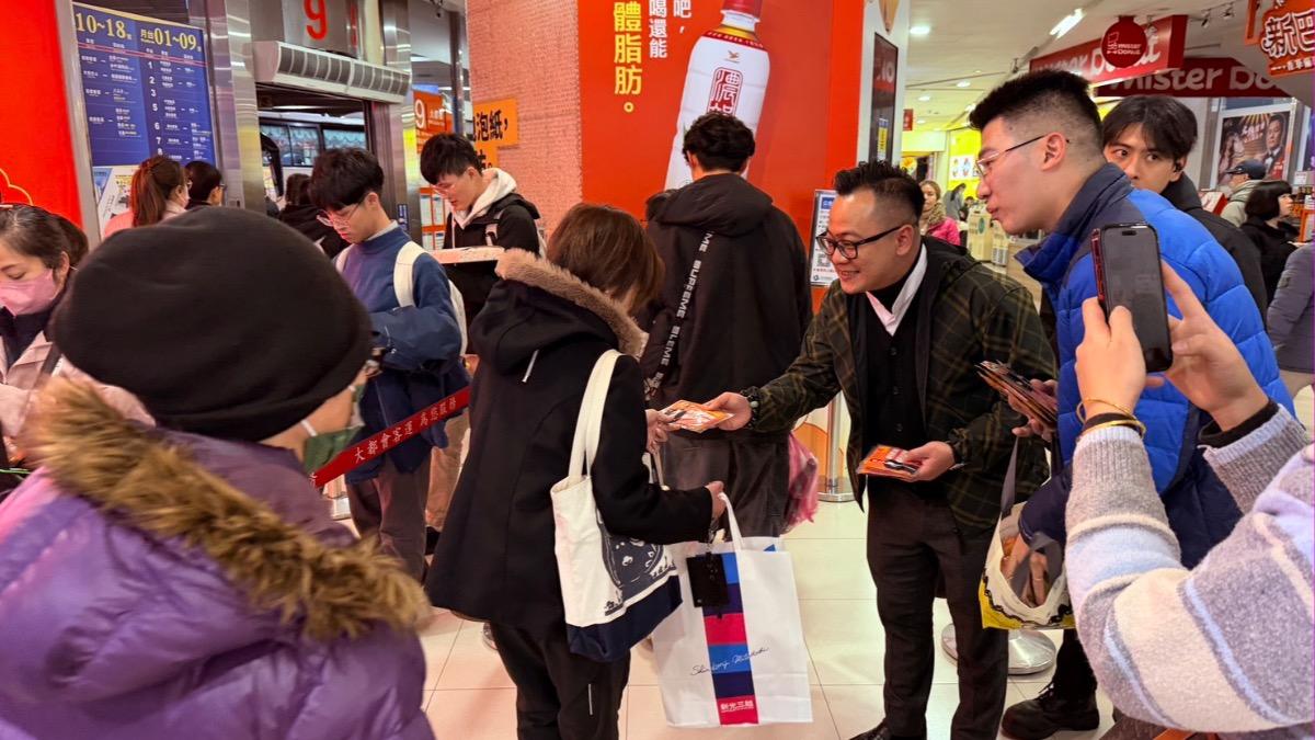 轉運站發暖暖包遭北市譴責 童子瑋質疑雙標:林沛祥也發面紙