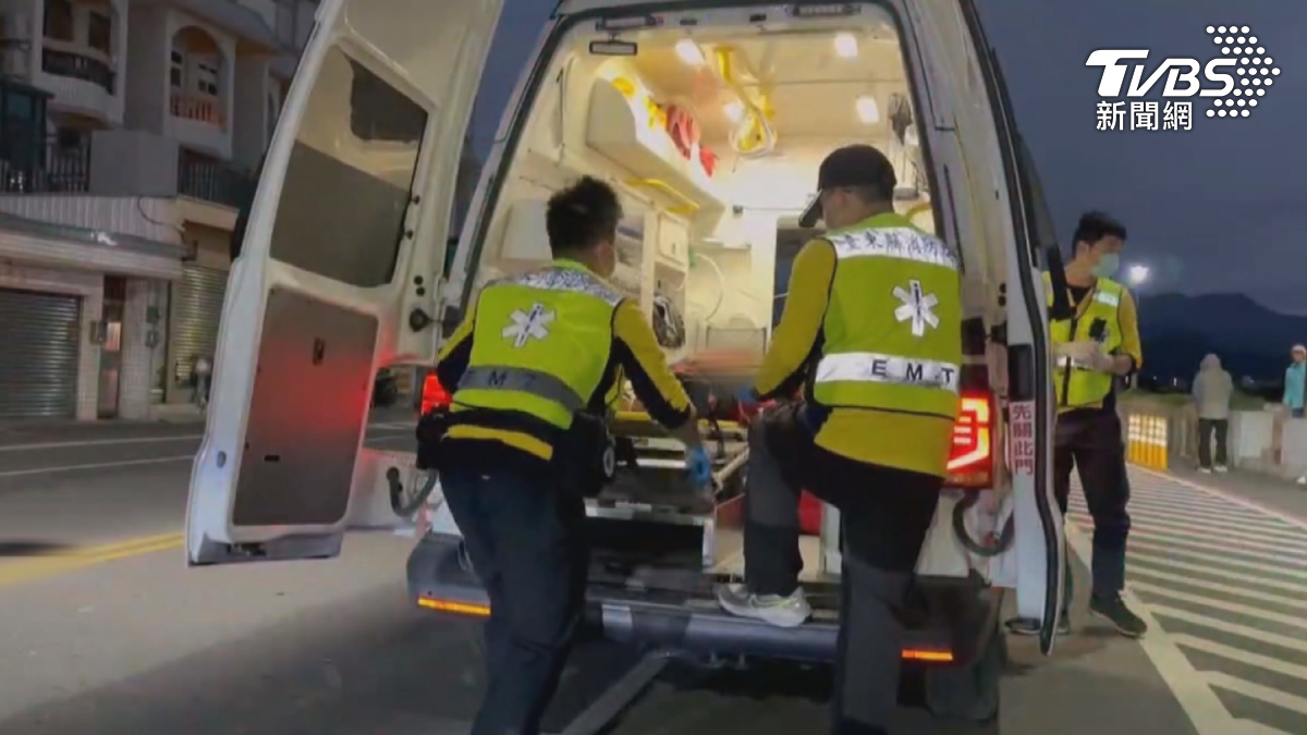 兩名外出運動的女子，遭到一部機車撞上，一人輕傷一人一度失去生命跡象，還好急救後恢復心跳（圖／TVBS）
