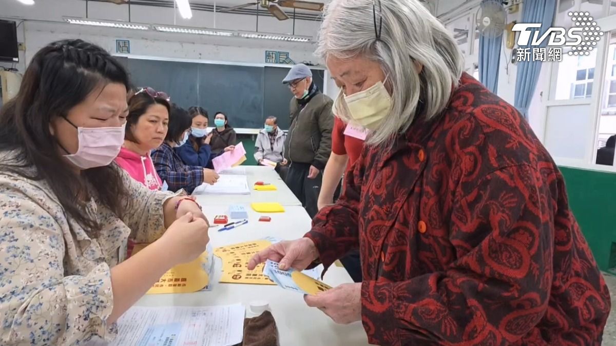 嘉義市民這週末兩天,市府加碼的普發6千元現金,發放時間是8點半,一大早就湧入排隊人潮(圖/TVBS)