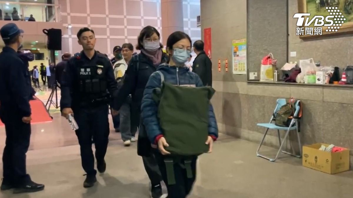 週六早上六點多,集結了超過5百名警力當護鈔大隊,協助市府人員領鈔,再前往136處發放所,規模比照選舉(圖/TVBS)