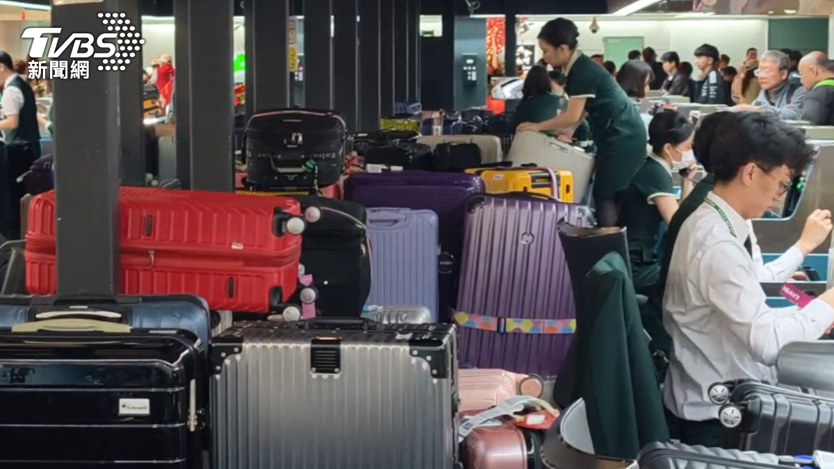 今早航空公司系統異常，行李托運卡關。（圖／廖宗慶攝）