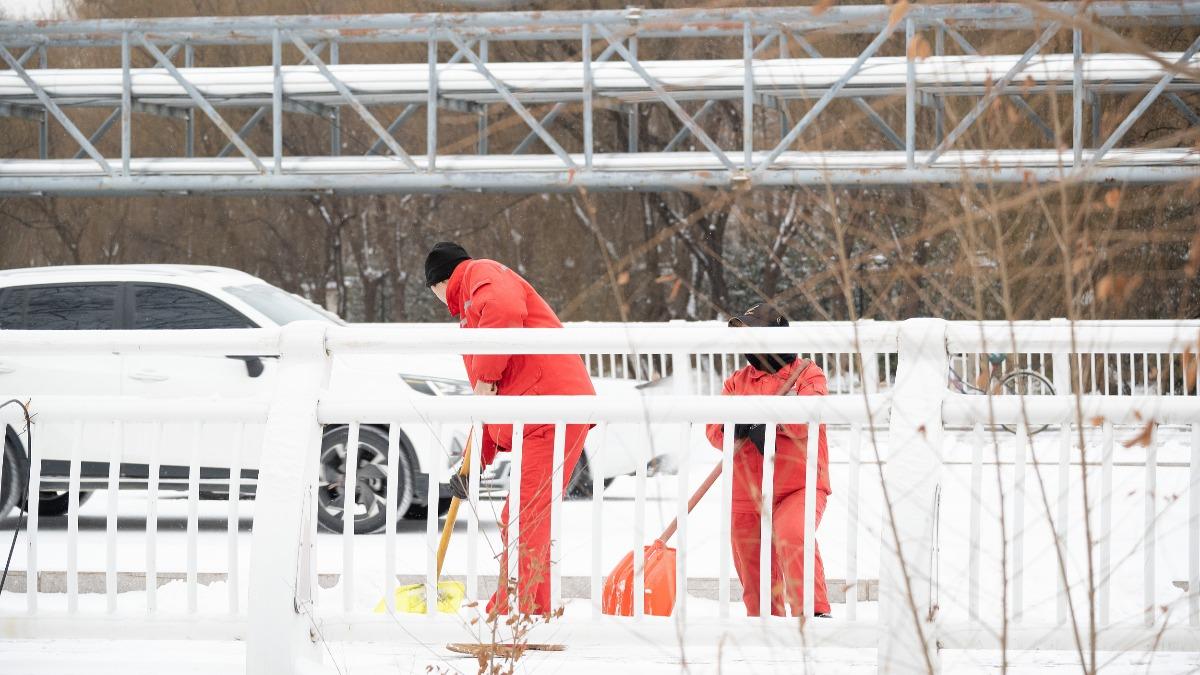 安全考量?陸清潔工爆料掃雪要帶「定位器」:人不動恐被罰款