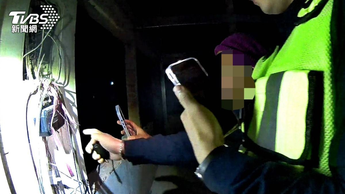 老婦人循著聽見詭異聲響的位置,發現竟是牆上的收音機作怪。(圖/TVBS)