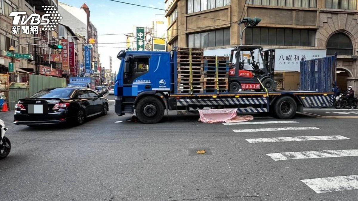 大貨車疑視線出現死角。(圖/民眾提供)