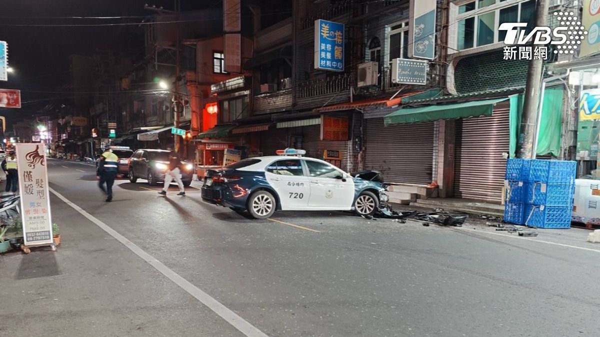 屏東警方凌晨在內埔鬧區,發現鍾姓通緝犯駕駛的車輛,正要攔查時,對方居然衝撞逃逸,雖然警方下車朝車子開了七槍,仍被對方脫逃(圖/TVBS)