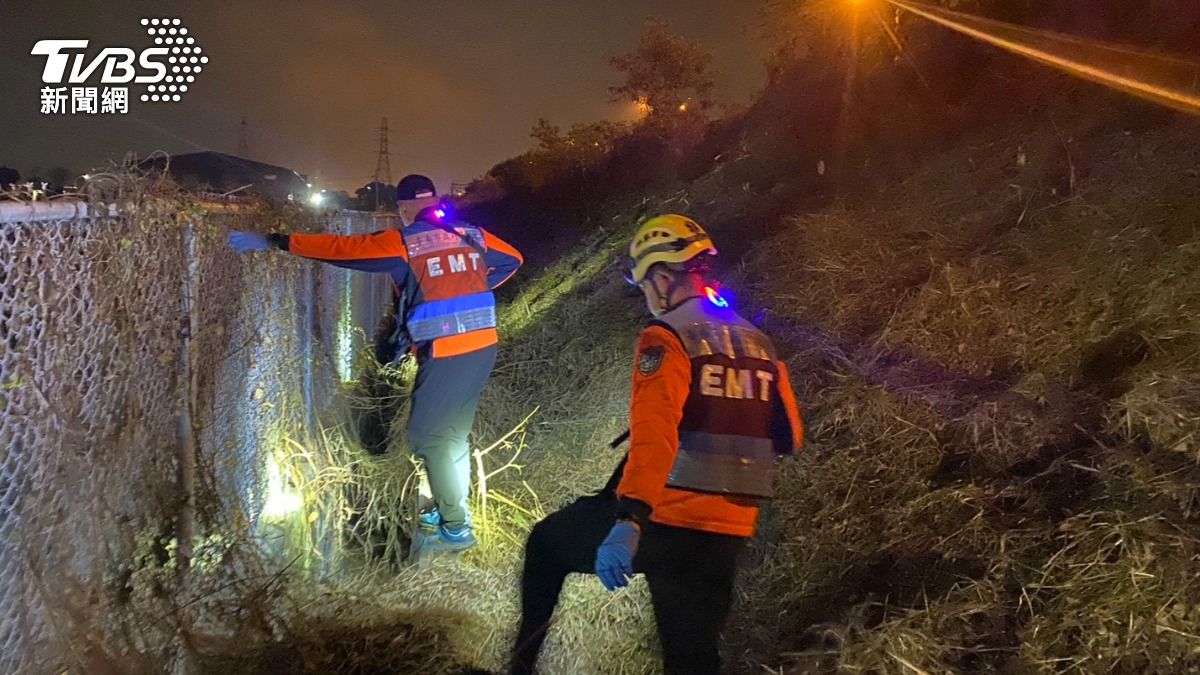 國道爆黑吃黑「飛車追逐」5煞球棒追擊 草叢遺留20萬