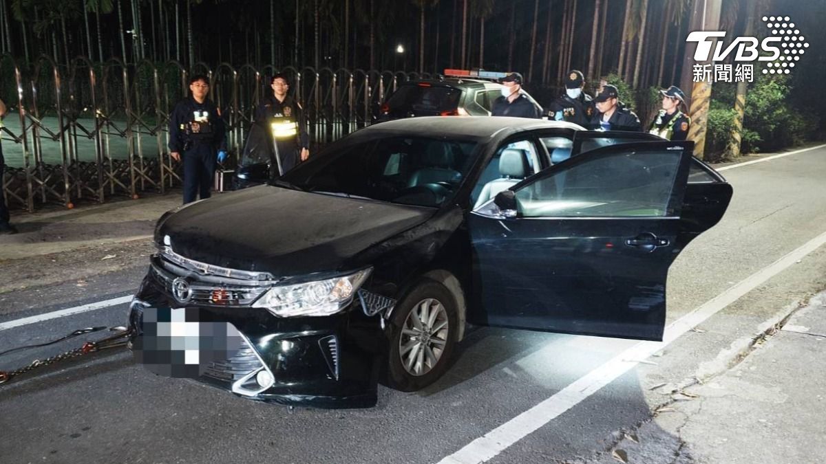 警方連開七槍,企圖攔阻車輛,但對方前後衝撞脫逃,最後鍾姓駕駛把車丟在約兩公里外的社區道路後,逃逸無蹤(圖/TVBS)