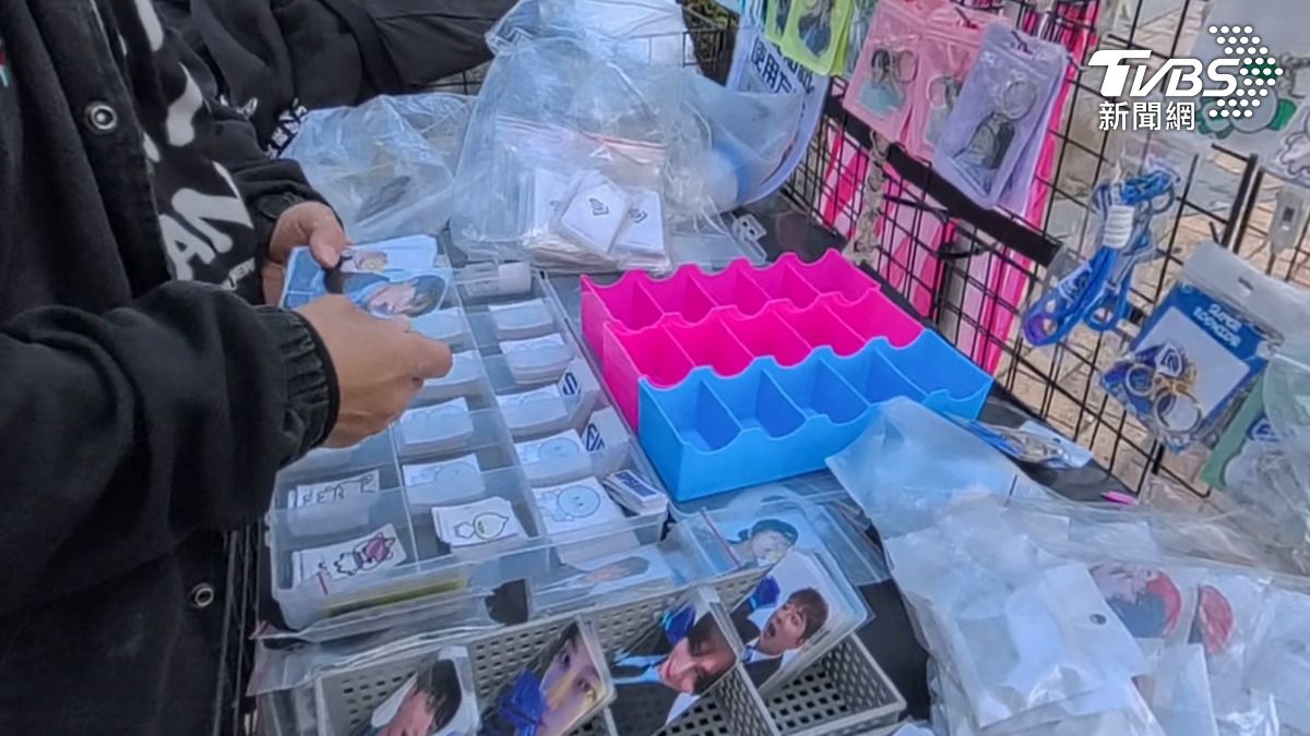 SUPER JUNIOR一連三天,在高雄巨蛋開唱,但場外又有小蜜蜂疑似販售盜版周邊(圖/TVBS)