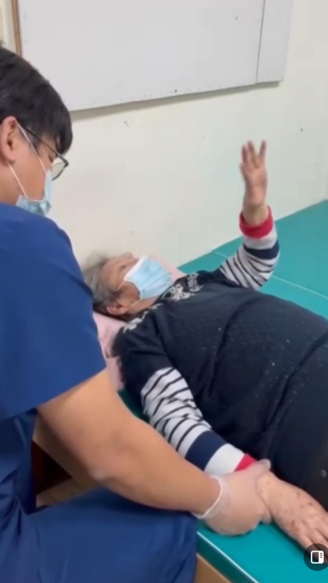 張瀞云感謝復健師細心照顧，幫助媽媽狀況越來越好。（圖／翻攝自張瀞云臉書）